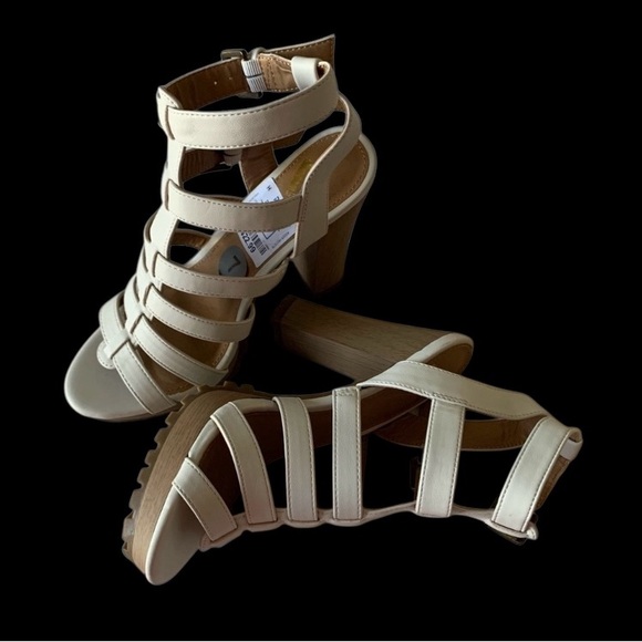 Report NWT Women’s Heels with ankle straps. White, Size 7 M, 4” heels, - Picture 2 of 6